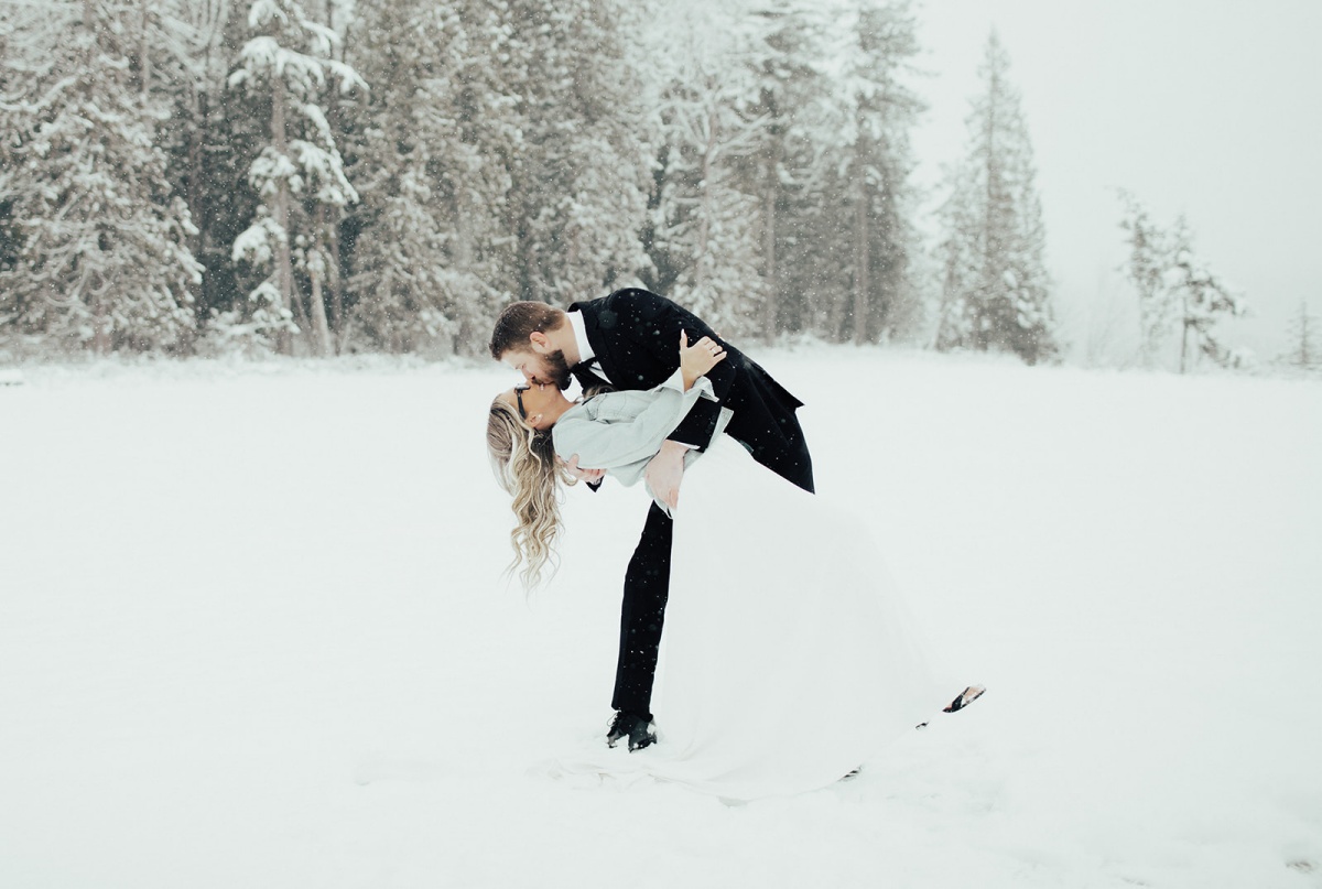 winter wedding outdoor photos
